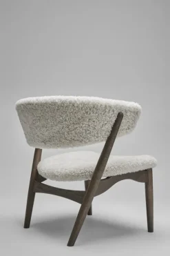 Sibast No 7 karmstol, helklädd, mörk oljad ek - fårskinn