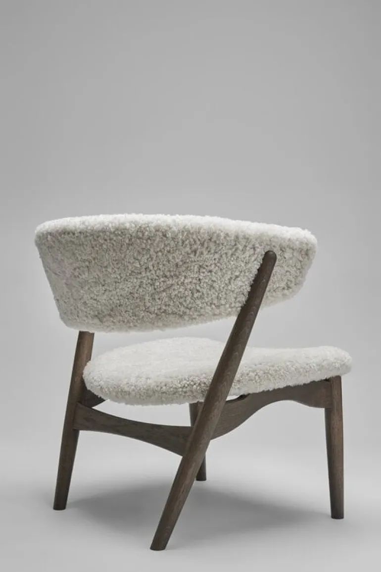Sibast No 7 karmstol, helklädd, mörk oljad ek - fårskinn