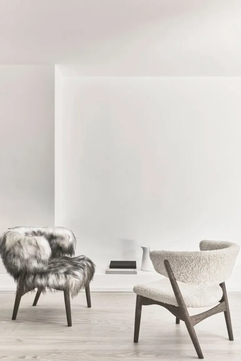 Sibast No 7 karmstol, helklädd, mörk oljad ek - fårskinn