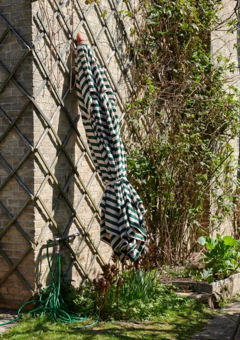 Skagerak Messina parasoll 300 x 300 cm, ljus aprikos - mörkgrön