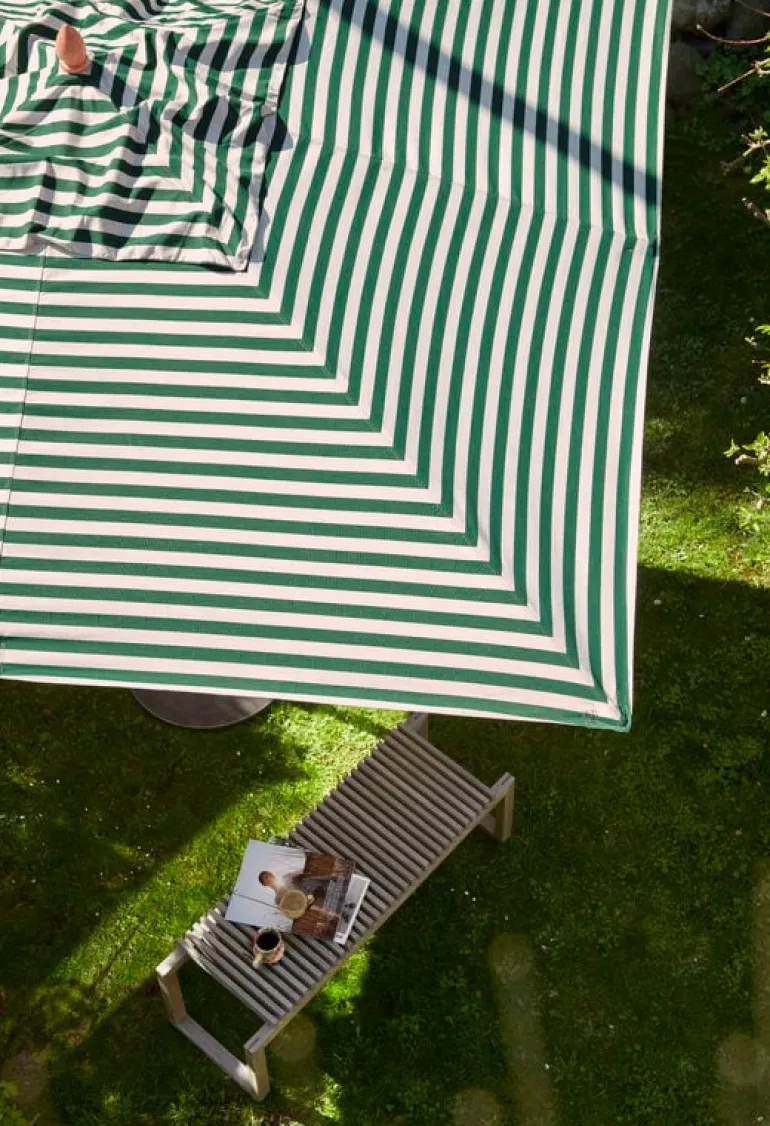 Skagerak Messina parasoll 300 x 300 cm, ljus aprikos - mörkgrön