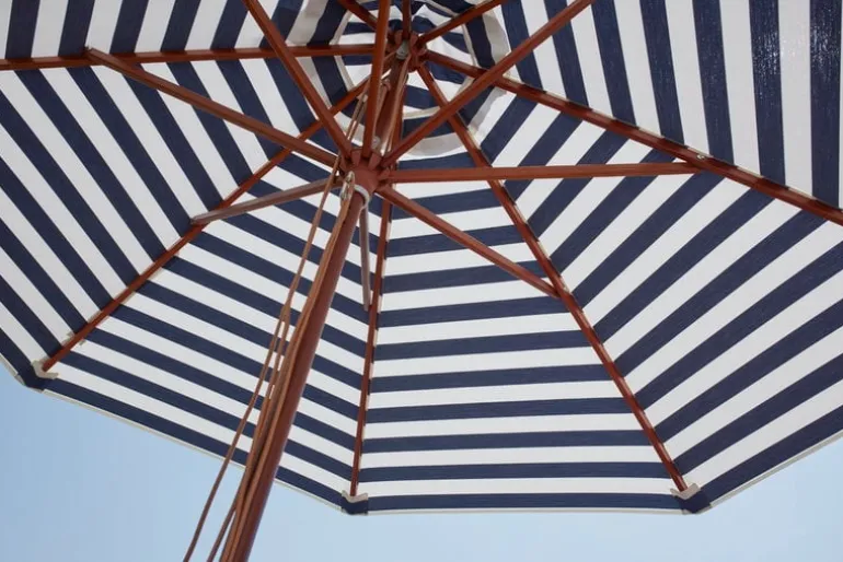 Skagerak Messina parasoll, ø 270 cm, randigt, blått - vitt