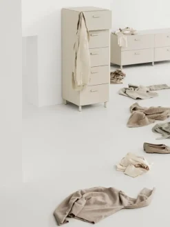 String Furniture Relief byrå med ben, låg, beige