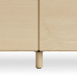 String Furniture Relief byrå med ben, låg, ask