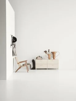 String Furniture Relief byrå med ben, låg, ask