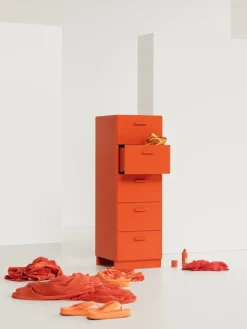 String Furniture Relief byrå med ben, hög, orange