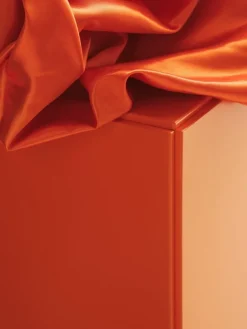 String Furniture Relief byrå med ben, hög, orange