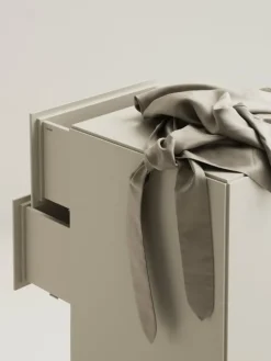 String Furniture Relief byrå med ben, hög, beige