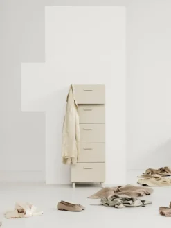 String Furniture Relief byrå med ben, hög, beige