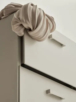 String Furniture Relief byrå med ben, hög, beige