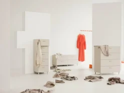 String Furniture Relief byrå med ben, bred, beige