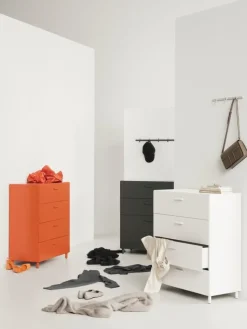 String Furniture Relief byrå med ben, bred, vit