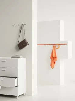 String Furniture Relief byrå med ben, bred, vit