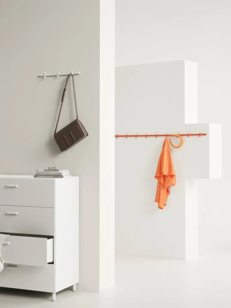 String Furniture Relief byrå med ben, bred, vit