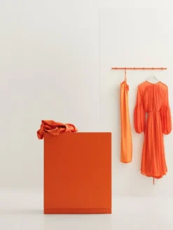 String Furniture Relief byrå med ben, bred, orange