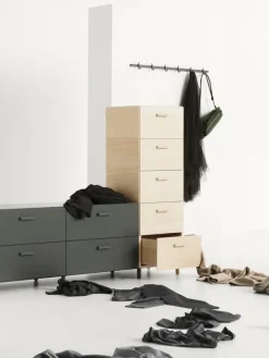 String Furniture Relief byrå med ben, låg, grå