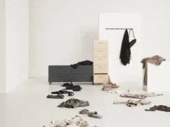 String Furniture Relief byrå med ben, låg, grå