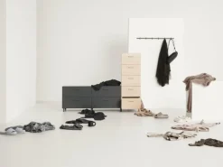 String Furniture Relief byrå med ben, låg, grå