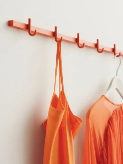 String Furniture Relief klädstång med krokar, medium, 82 cm, orange