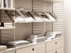 String Furniture String tidningshylla, 78 x 30 cm, beige stål