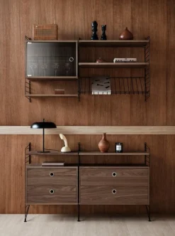 String Furniture String vitrinskåp med svängdörr i glas, 58 x 30 cm, valnöt