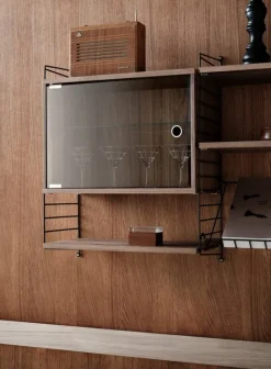 String Furniture String vitrinskåp med svängdörr i glas, 58 x 30 cm, ek