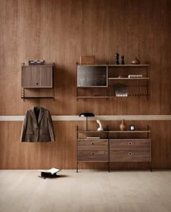 String Furniture String vitrinskåp med svängdörr i glas, 58 x 30 cm, ek