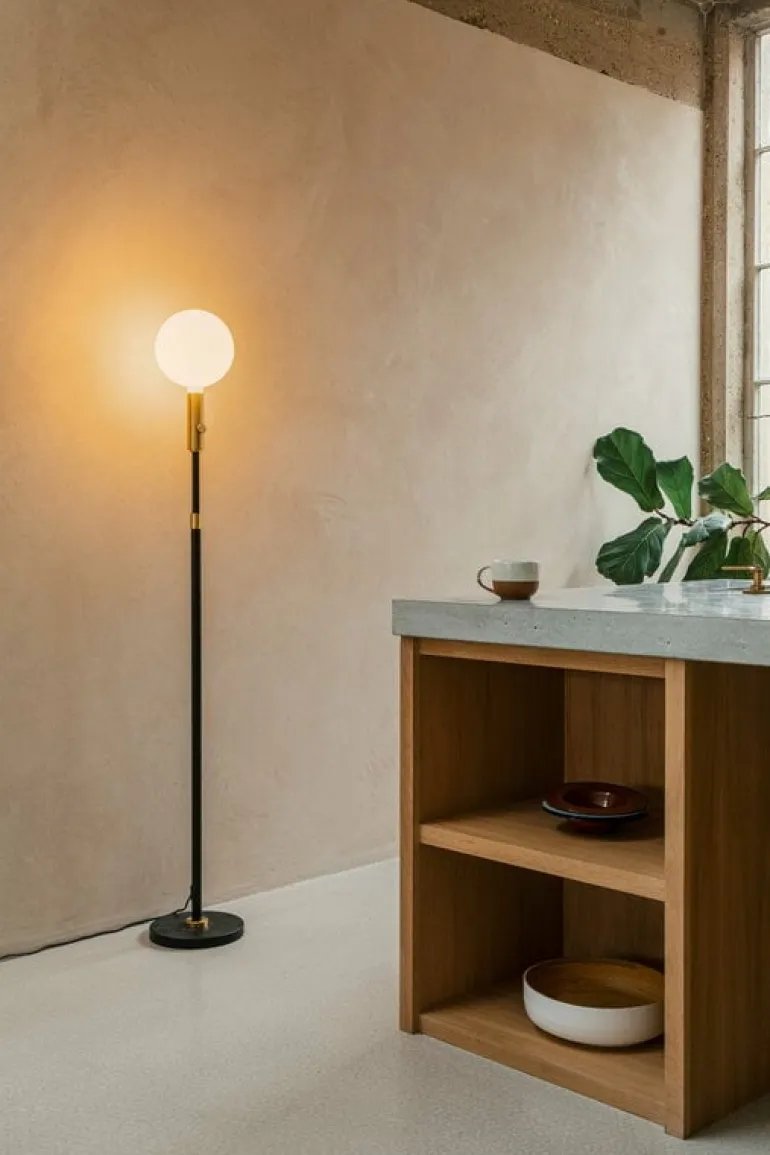 Tala Poise golvlampa, mässing