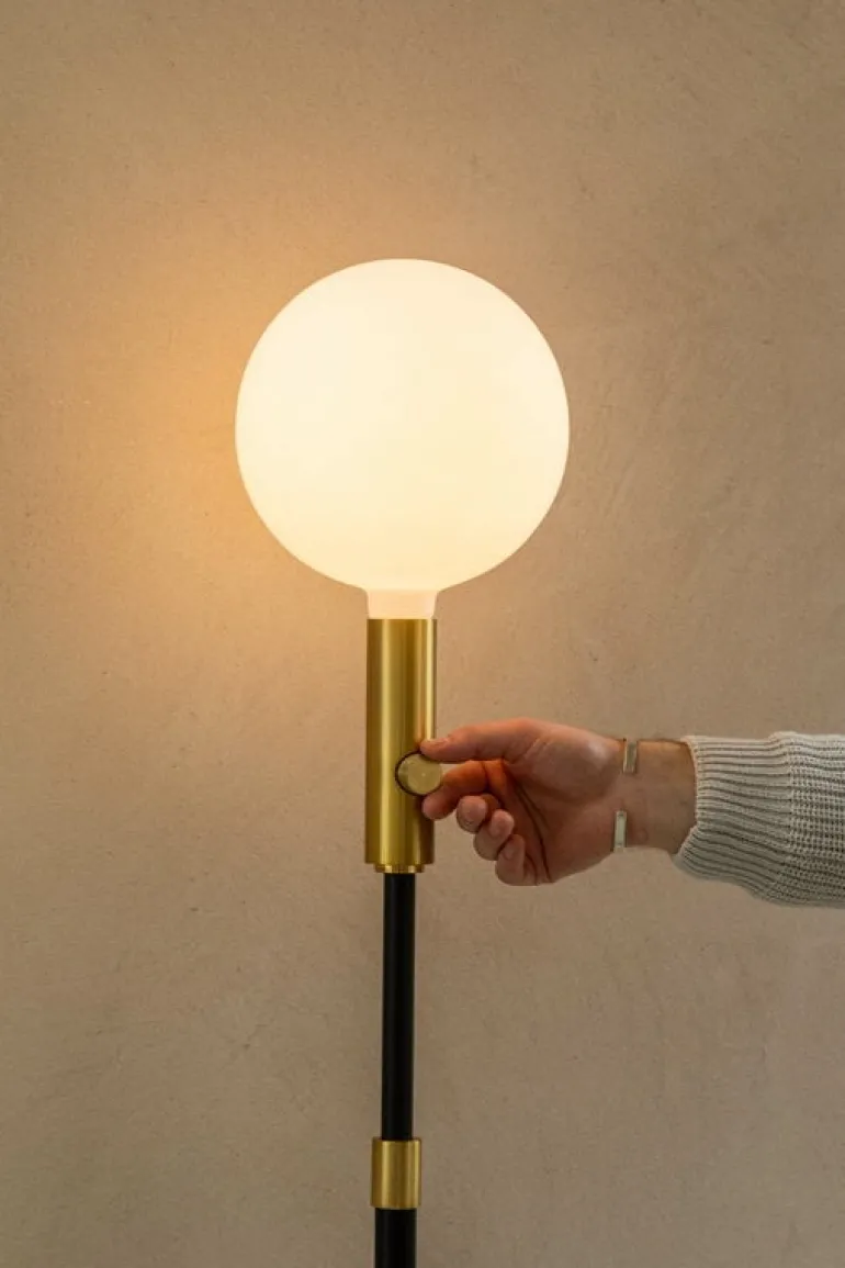 Tala Poise golvlampa, mässing