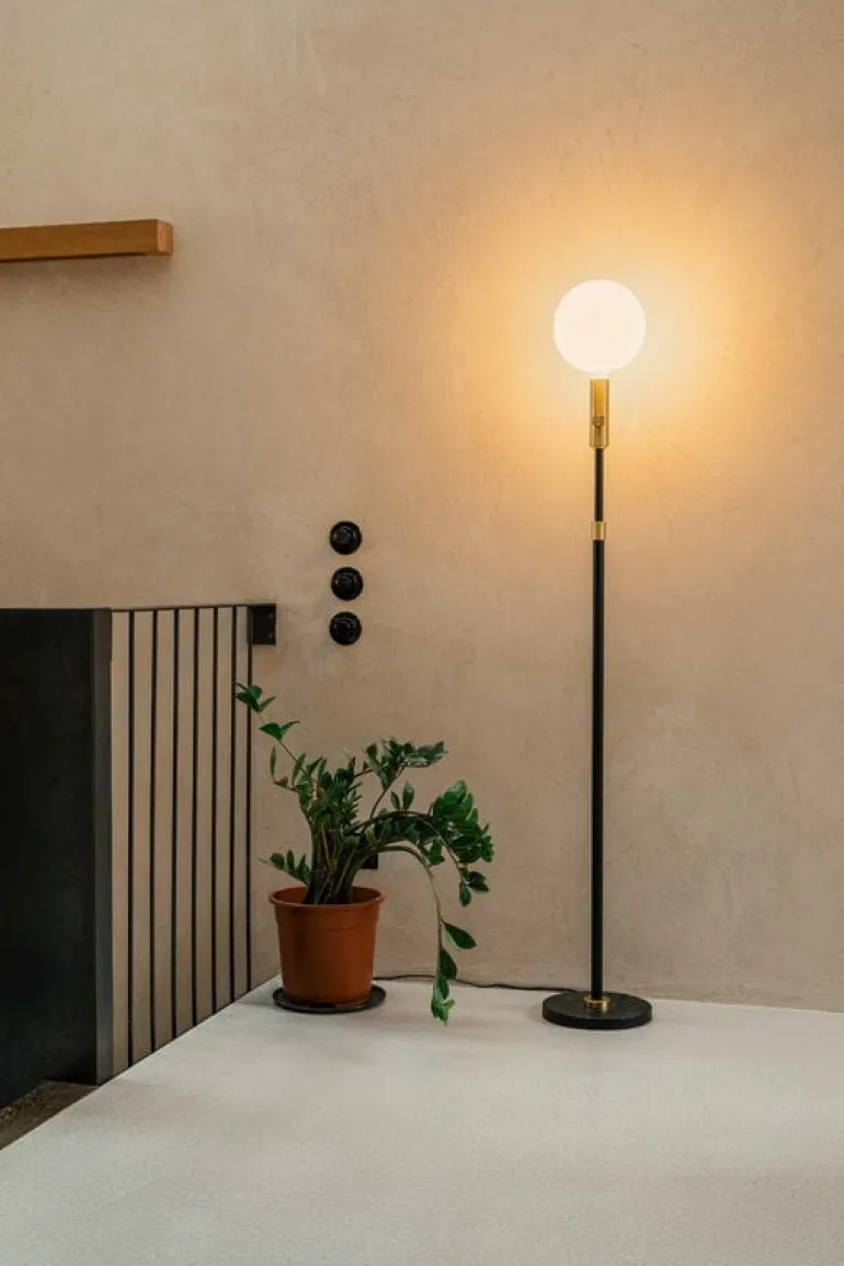 Tala Poise golvlampa, mässing