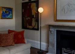 Tala Poise golvlampa, mässing