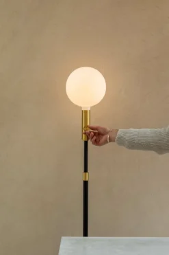 Tala Poise golvlampa, mässing