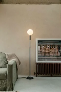 Tala Poise golvlampa, mässing