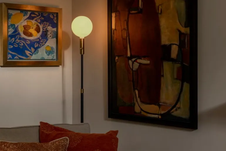 Tala Poise golvlampa, mässing