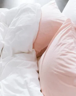 Tekla Dekorativt kuddfodral, 50 x 60 cm, kronbladsrosa