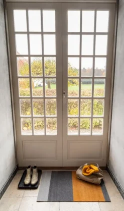 Tica Copenhagen Stripes horisontell golvmatta, 60 x 90 cm, grå - dämpad gul