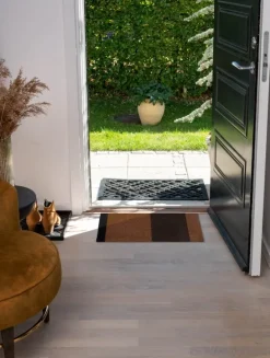 Tica Copenhagen Stripes Horizontal matta, 40 x 60 cm, konjak - mörkbrun - svart