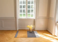 Tica Copenhagen Stripes horisontell golvmatta, 90 x 130 cm, grå - dämpad gul