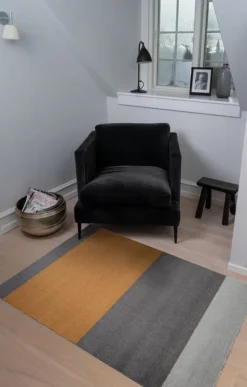 Tica Copenhagen Stripes horisontell golvmatta, 90 x 130 cm, grå - dämpad gul