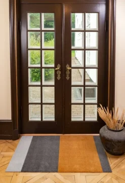 Tica Copenhagen Stripes horisontell golvmatta, 90 x 130 cm, grå - dämpad gul