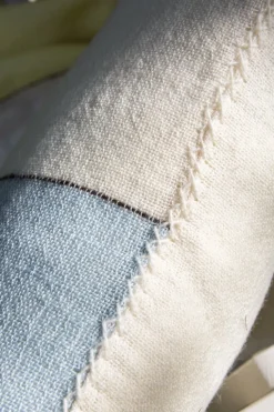 Tikau Block kudde, 45 x 60 cm, blå - svarta ränder