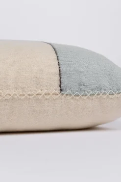 Tikau Block kudde, 45 x 60 cm, blå - svarta ränder