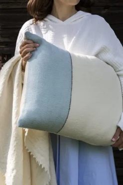 Tikau Block kudde, 45 x 60 cm, blå - svarta ränder