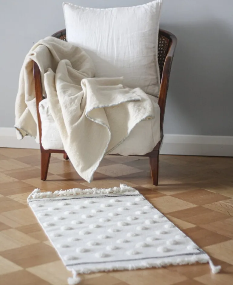 Tikau Pallo matta, vita prickar