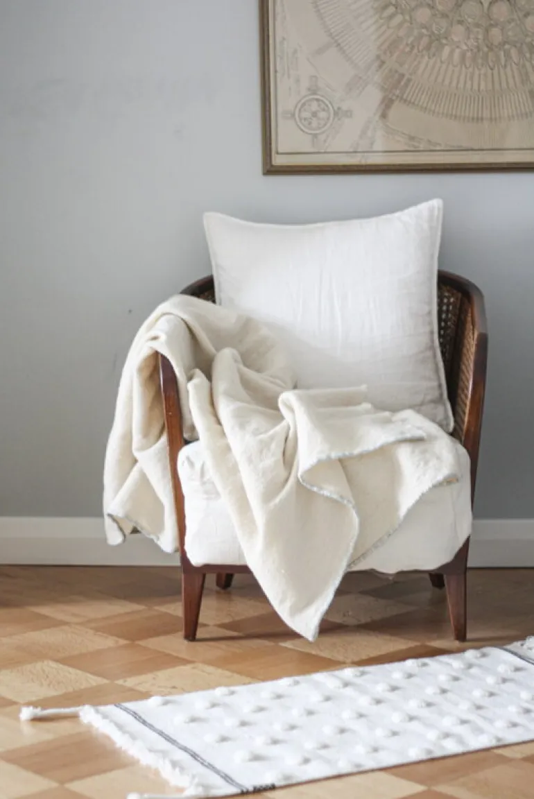 Tikau Pallo matta, vita prickar