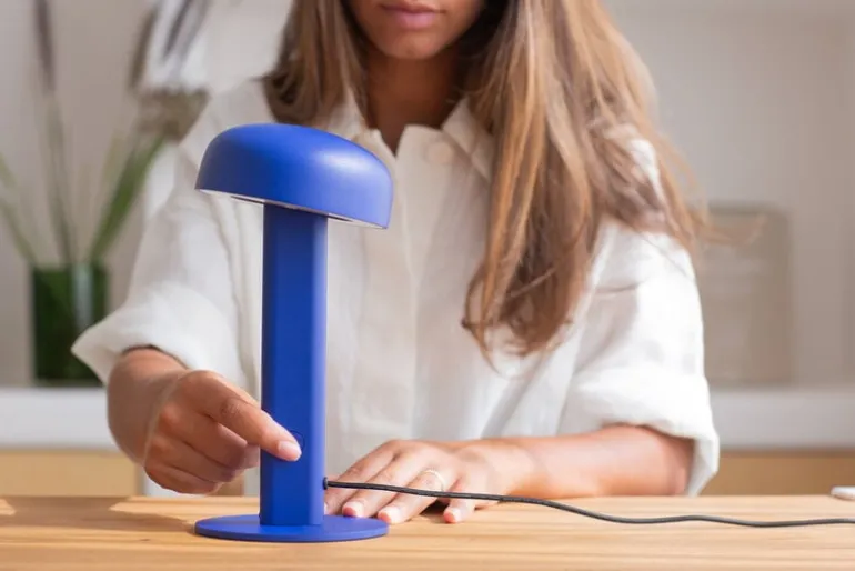 TIPTOE Nod bordslampa, majorelleblå