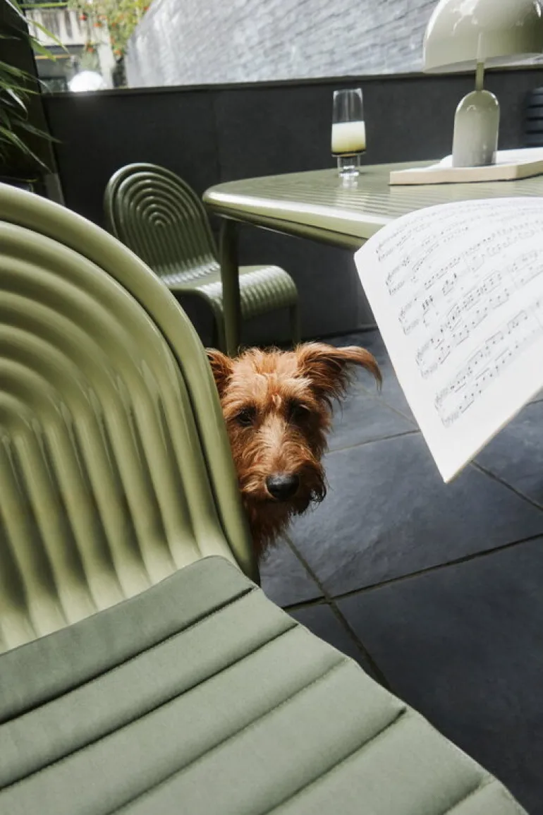 Tom Dixon Bell bärbar LED-bordslampa, grå