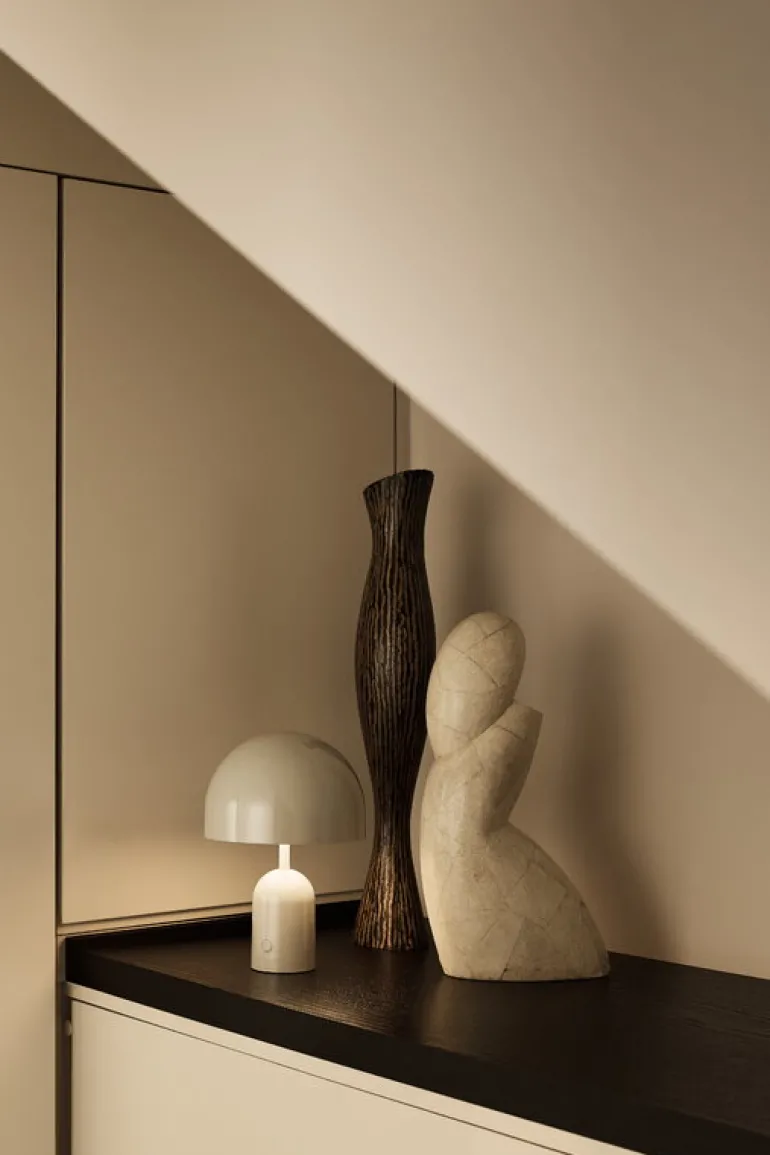 Tom Dixon Bell bärbar LED-bordslampa, grå