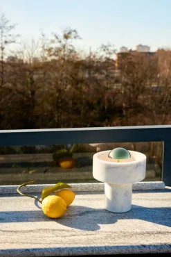 Tom Dixon Stone bärbar LED-bordslampa, vit marmor