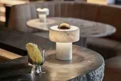 Tom Dixon Stone bärbar LED-bordslampa, vit marmor